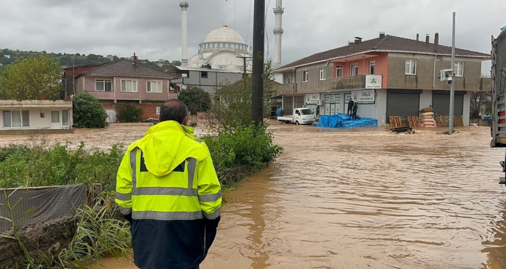 Karasu'da Şiddetli Sağanak Nedeniyle Dere Taştı, Ev ve İş Yerlerini Su Bastı