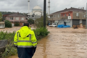 Karasu'da Şiddetli Sağanak Nedeniyle Dere Taştı, Ev ve İş Yerlerini Su Bastı
