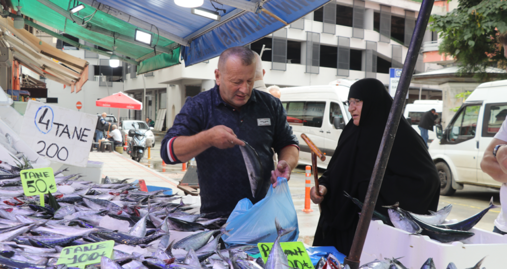 Rize'de Palamut Bereketi Balık Tezgahlarını ve Vatandaşın Yüzünü Güldürdü
