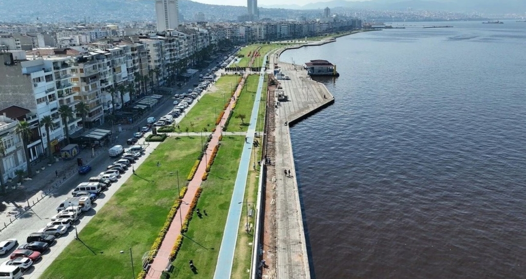 İzmir'de 7 İlçe Belediye Başkanının AKP ile Görüştüğü İddia Edildi
