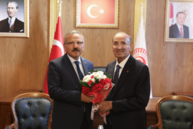 TBMM Başkanvekilliği Görevini Devreden Bekir Bozdağ Koltuğu Yusuf Beyazıt'a Bıraktı
