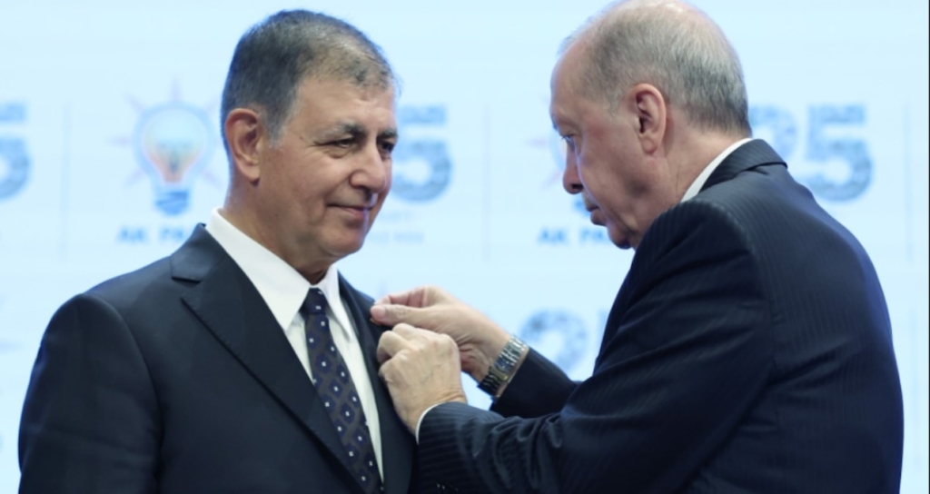 AKP'ye Katılan Cemil Tugay Sosyal Medyada Özgür Özel'i Takipten Çıkardı