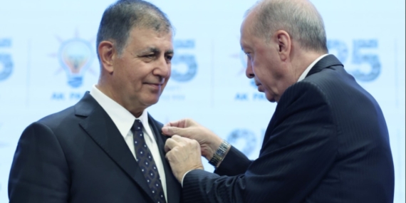 AKP’ye Katılan Cemil Tugay Sosyal Medyada Özgür Özel’i Takipten Çıkardı