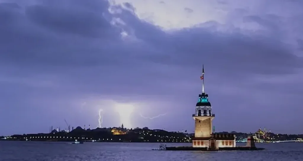 İstanbul'da Sıcaklıklar Çakılıyor: Fırtına ve Sağanak Uyarısı Geldi