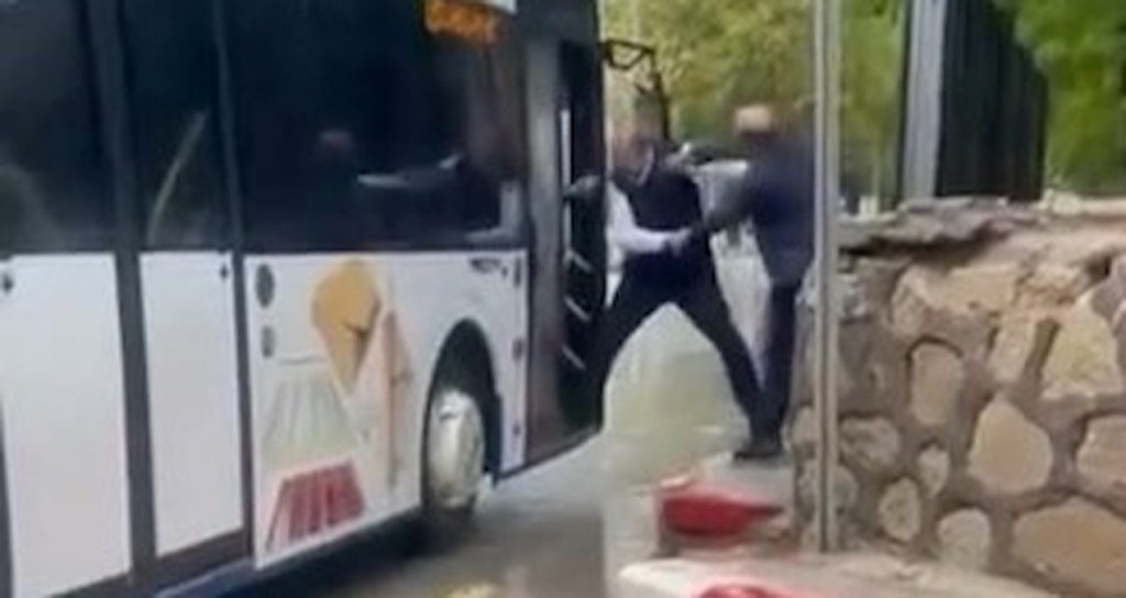 Elazığ'da Otobüs Şoförüne Şemsiyeli Saldırı