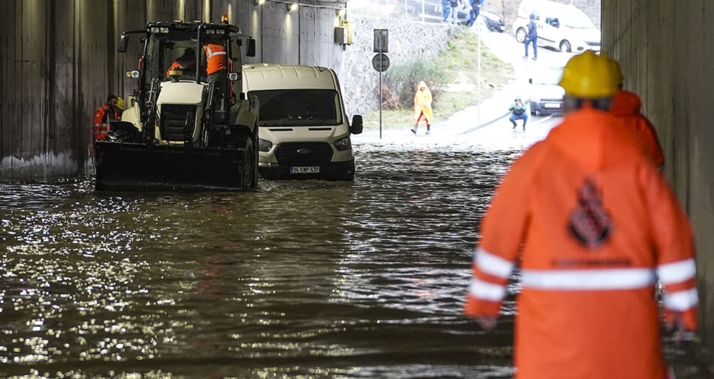 AKOM İstanbul İçin Şiddetli Fırtına ve Sağanak Uyarısı Yaptı