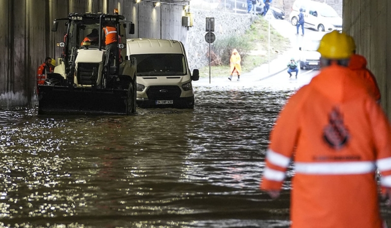 AKOM İstanbul İçin Şiddetli Fırtına ve Sağanak Uyarısı Yaptı