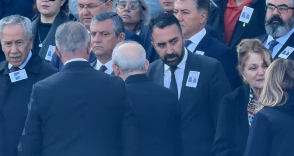 Özgür Özel ve Kemal Kılıçdaroğlu Meclis'teki Cenazede Zoraki Tokalaştı