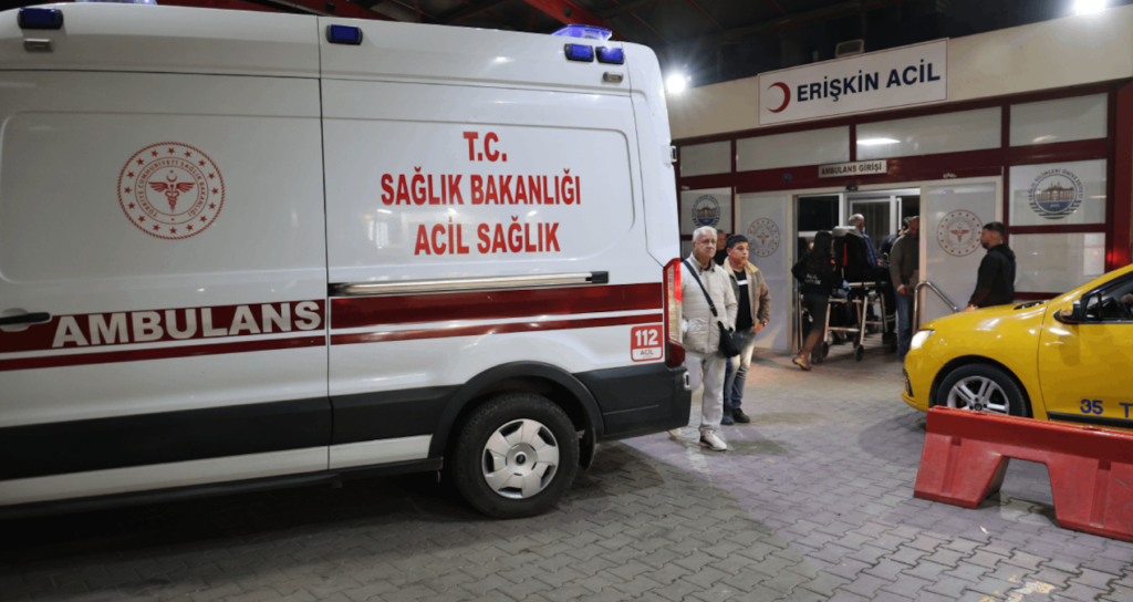 İzmir Konak Sahili'nde Laf Atma Tartışmasında Kulağı Isırılarak Koparılan Adam Hastaneye Kaldırıldı