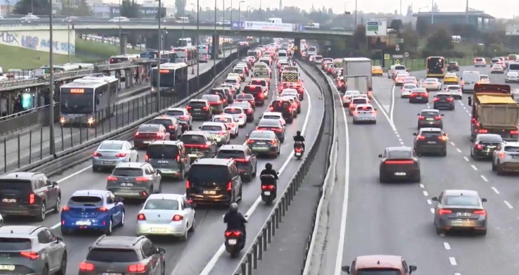 İstanbul'da haftanın ilk gününde trafik yoğunluğu Anadolu Yakası'nda yüzde 78'i gördü